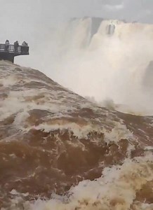 🚨برازیل اور ارجنٹائن کے سرحدی علاقے میں 1541 میں ہسپانوی لوگوں نے دریافت کیا یہ "اگوازو آبشار" کے تازہ ترین نظارے ہیں۔ شدید بارشوں کی وجہ سے اس ندی میں پانی کا بہاؤ ریکارڈ بلندی پر پہنچ گیا ہے۔ تقریباً 277 علیحدہ آبشاروں کی بنیاد پر 40 سے 85 فٹ کی اونچائی 8900 کی چوڑائی کے ساتھ والے اگوازو آبشاروں کو زمین پر سب سے بڑا آبشار بھی کہا جاتا ہے۔ لیکن لوگ ہر ملک میں ایک جیسے ہوتے ہیں۔ صرف ان آبشاروں کے خطرناک پانی کے بہاؤ کو دیکھنے کے لیے دوگنی تعداد میں سیاح اور مقامی لوگ اس پرانے پل پر پہنچ رہے ہیں