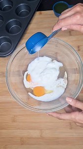 Savory cupcakes filled with cheese, seeds, and thyme 🌿🧀 the perfect snack for back to school! 🏫 🎒 كاب كيك مالح بالزعتر والحبوب، محشي جبنة. #BackToSchool #SavoryCupcakes #CheeseFilled #BackToSchoolSnacks #NutritionDelight المقادير 2 بيض 1 ملعقة صغيرة ملح رشة بهار اسود ½ كوب لبن (yogurt) ¼ كوب حليب سائل ⅓ كوب زيت زيتون 1 ملعقة كبيرة سكر ½ ملعقة صغيرة خل أبيض 1 كوب طحين 1 ملعقة كبيرة بيكنغ بودر 1 ملعقة كبيرة الحبة السوداء 2 ملاعق كبار زعتر مخلوط مع سماق وسمسم حوالي 80 غرام جبنة بيضاء مقطعة او ا