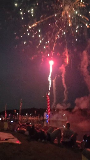 Ok so if you watch until the end, you can see where they fucked up the fireworks. It got worse after that for a sec. Had to stop recording in case I needed to jump in the river with my kid. 🤣🤣🤣