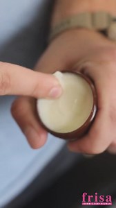 Njegovana brada je san svakog muškarca😎 Zato vam predstavljamo savršen proizvod iz naše PREMIUM linije Nishman: 😎Vosak za oblikovanje i njegu brade i brkova Nishman… Brzo, jednostavno i mirisno stilsko oblikovanje brade i brkova različitih dužina! Formula sa karite maslacem i uljima organskog argana i jojobe učinkovito omekšava i ukroćuje i najzahtjevniju gustu bradu i brkove. Izvrsno štiti i njeguje kožu ispod brade. Miris voska se ne miješa sa mirisom Vašeg omiljenog parfema ili toaletne vod