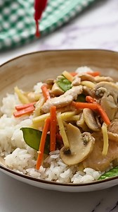 Moo Goo Gai Pan Recipe👉 https://amindfullmom.com/moo-goo-gai-pan/ Such an easy & flavorful recipe made with chicken and mushrooms in a richly seasoned sauce. | A Mind "Full" Mom