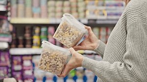 Una donna che confronta due confezioni: video stock (100% royalty free) 3938412547 | Shutterstock