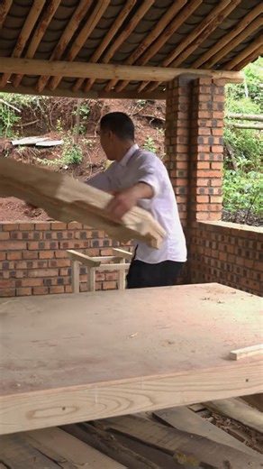 The “round square table” combined with the “official chair” symbolizes wealth coming from all directions. | Oslo14