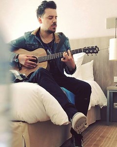 Les repets dans les hôtels les vraies savent ;)🎸🎹💃🏼 à tort ou à raison souvenir j’aime toujours autant la faire #music #atortouaraison #dinan #lasuiteseprepare #single #album | Brice Conrad