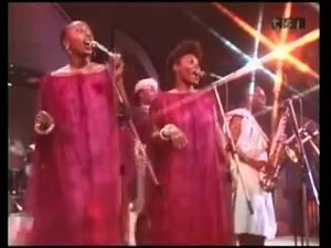 Manu Dibango Soul Makossa Live 1983 🎷🎷🎷🎷 Manu Dibango est né à Douala, la capitale du Cameroun, en 1933, dans une famille de confession protestante, qui l’initie au chant dans la chorale du temple. En 1949, Emmanuel N’Djoké Dibango débarque à Marseille pour poursuivre ses études en France. Le pays où il va découvrir le jazz, apprendre le saxophone, et débuter sa carrière de musicien à la fin des années 1950 aussi dans les clubs de Belgique. Pays encore colonisateur du Congo où le jeune Manu 