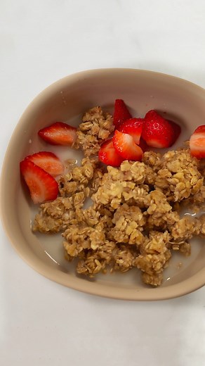 Save for an easy breakfast recipe 🥣 If you want to serve your little one granola but afraid it’s a bit too hard for their little teeth/gums then try this delicious soft granola cereal! Bowl and spoon are from @baebea__ 🥄🤍 Ingredients 1 banana 60g rolled oats 1/2 tbsp maple syrup 1/2 tsp cinnamon A little butter or coconut oil for frying Method Use a fork to mash the banana then add the rest of the ingredients and mix well using the same fork Heat the butter or coconut oil in a frying pan unti