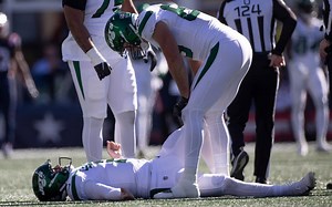 Zach Wilson leaves Jets’ game against Patriots with knee injury