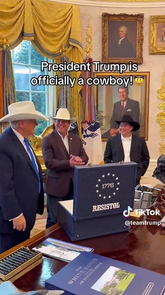 @President Donald J Trump was gifted a cowboy hat by the Rodeo World Champions in the Oval Office! #maga #cowboy #fyp