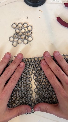 Cómo unir 2 cadenas de malla para una armadura básica