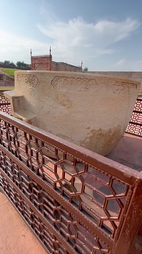 2M views · 26K reactions | योधा भई के बतीजे मान सिंह ने सोने का भर के दिया था ये टब (आगरा का क़िला)| #agrafort #agra #king #tajmahal | SR Goat Farm And Allied Business Ideas | Facebook