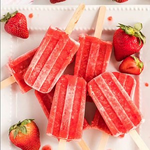 Homemade Strawberry Popsicles are a delicious frozen popsicle treat made with three simple ingredients>> https://www.madetobeamomma.com/homemade-strawberry-popsicles/ | Made to be a Momma | Facebook