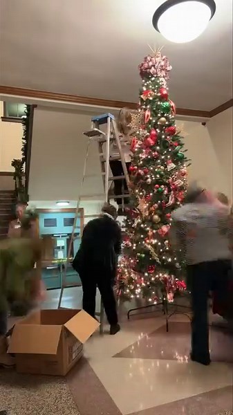 20 women came together tonight to decorate our indoor county courthouse tree. More photos to come tomorrow, but we wanted to share the impact of joining together to accomplish a goal. Many hands make light work and just think what would happen if we could all join together more often. We had a jam packed evening but it was the best kind filled with our favorite people and the best small businesses. Here’s to the last Women in Business gathering of 2023! | Robertson County (TN) Chamber of Commerc