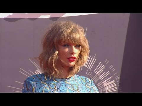 Taylor Swift's Social Media Hacked; Denies Existence of Nude Pics