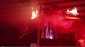 Hola familia, ya vieron nuestro full show que presentamos en Foro Landó Toluca? Por aqui les dejamos el link para que puedan verlo desde la comodidad y seguridad de sus casa. Keep Safe!!! https://www.facebook.com/muttertributoarammstein/videos/384647612561131 #muttertributoarammstein #muttermexico #einmenschbrennt #rammstein | Mutter Tributo a Rammstein