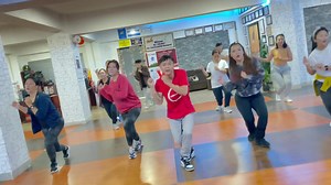 Song #322 Poker Face 🥰 (Zumba & Dance Fitness) by awesome Babesa Druk Jacksons Zumba group #3 Location : Babesa (Samling Plaza) Fees : Regular : 3500/- Alternative : 3000/- Morning : 10am to 11:30am Evening : 6pm to 7:30pm Zumba & Dance Fitness with Druk Jacksons For registration call us on 17565992/17237232 | Druk Jacksons