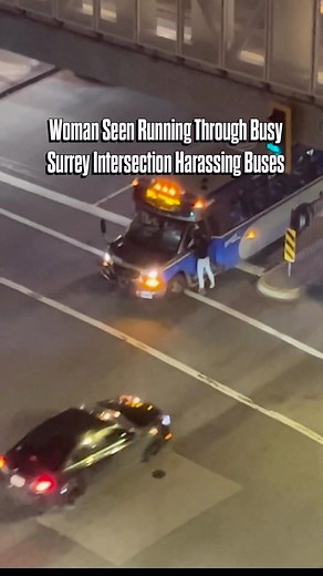 A woman was spotted running in the middle of a busy Surrey intersection, yelling and hitting transit buses as they tried to pass through traffic. Drivers were forced to slow down as the chaotic scene unfolded in the middle of the road. What would you do if you saw this happening during your commute? 👀 | 604Raw