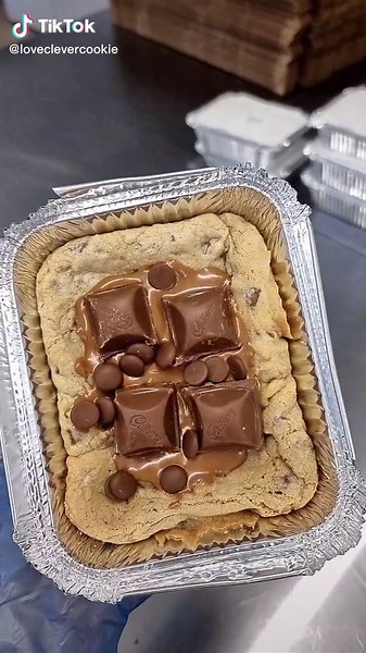 Hot Cookie Dough Trays - The perfect dessert to warm you up! 🤤🔥 #hotcookiedough #cookiedough #biscoff #desserts #bake #postaldelivery #food