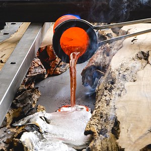 Mesa artesanal feita com alumínio e madeira de oliveira | Ideias Incríveis