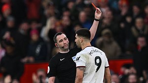 FA Cup: Hier rempelt Fulham-Star Aleksandar Mitrovic den Schiri an