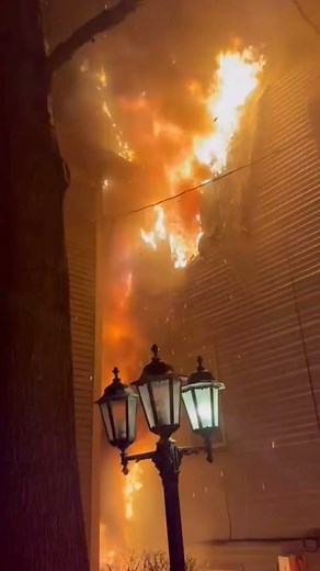 BOX 3-217 43 QUINCY ST. #ReceivingCalls #FireShowing Video by BFD PIO. #BFDLadder23 #BFDRescue2 #Rescue2 #BFD #BostonFire #FirefightersOfInstagram #BostonFireDepartment #Boston #Firefighter #Rescue #liveboston617 #bostonfire #trainyourprobie #chiefmiller #BostonFireRes2cue #Boston_Res2cue #BFDE42R2D9 | Boston Fire Rescue Company 2