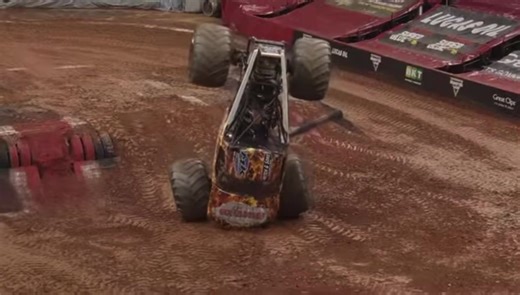 Wiggle wiggle - back and forth 😉 | Monster Jam