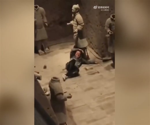 Turista si lancia tra le statue dell'Esercito di Terracotta e rompe due guerrieri millenari del celebre sito Unesco: rischia fino a 10 anni di carcere - Il Fatto Quotidiano