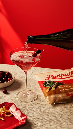 Add some sparkle to your holiday season with our new Cranberry Diamond Fizz cocktail! This gin-based holiday concoction, made with cranberry juice and topped with sparkling wine, will bring so much shine to your holiday season it might compete with your Christmas tree. 🎄✨ Recipe: https://bit.ly/3QVOvJC | Redpath Sugar