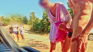 SEGA IN PUBBLICO: mostro il cazzo duro ad un gruppo di amici, una ragazza si ferma e mi fa sborrare