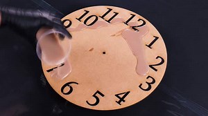 Crea un impresionante reloj de resina DIY