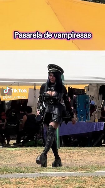 Pasarela de Vampiresas: Estilo Gótico y Creatividad