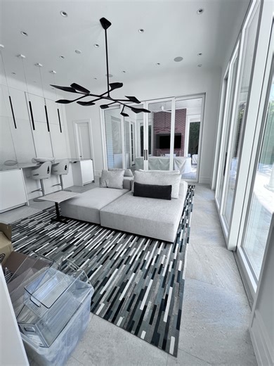 As a professional organizer, I frequently encounter the same items adding clutter to my clients' homes—items that, surprisingly, you may not miss once they're gone! Many of these can be donated, so they don't all have to be tossed out. Just type "LIST" in the comments, and I'll send it directly to your inbox! 🤞🏻 Don't forget to hit the follow button for daily tips and ideas to help make your home more organized and inviting. #organizedhome #organizeyourlife #declutteryourspace #decluttertips #