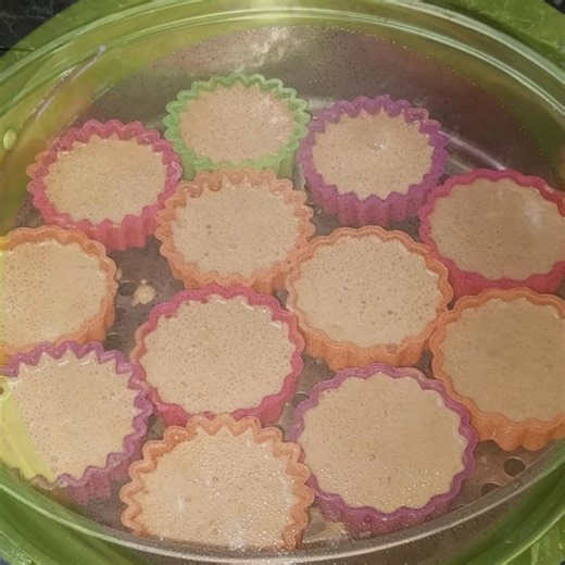 Apam gula hangus Resepi 1 cawan gula merah 1 cawan air panas Masak gula hingga cair dan bertukar warna gelap Masukkan air panas Bila air gula dah agak suam , bolehlah blend Dengan 2 biji telur 3 sudu makan susu pekat 2 sudu makan merjerin 1/2 cawan minyak 1 penutup Essen vanila 11/2 cawan tepung gandum 1 sudu kecik sudu bikarbonat Blend hingga tiada lagi adunan tepung yg berketul Kukus selama 20 menit hingga masak | Air Tangan Mak