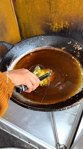 918K views · 12K reactions | . . . Sisa uang dikantong tinggal 10rb? Bawa kesini beli paket nasi ayam serundeng guys.. ayam potongan kecil yah, tp serundeng sama sambelnya mantep sih, serundengnya udh di marinasi dulu baru digoreng, jd udh ada rasa asin gurihnya.. . . Ayam Goreng Serundeng Jl Tamansari X, No 17A, JakBar Depan SDN Tamansari 03 Senin-Sabtu | 11.00-18.00 (sehabisnya) 10rb/porsi nasi ayam 1rb/tahu atau tempe ✅no pork, no lard, no angciu . #enakbeud | Billie Soetaman | Facebook