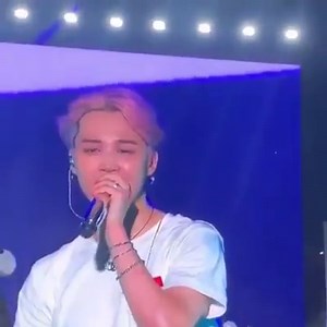 Here’s jimin singing ‘promise’ acapella, joon cutely hyping him and yoongi’s reaction when the camera switched to him, a bust of serotonin 😄🙌 credits to: barbiefobia #MINMIN 🎤 | MinMin PH ღ