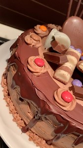 ✨DRIP CAKE ✨ UNA TORTA DA SOGNO,ma che ti fa sognare non soltanto alla vista! 💫SALVATE QUESTA RICETTA SE VOLETE UN DOLCE D’EFFETTO💫 La mia torta è stata fatta per 30/35 persone quindi vi basta dimezzare le dosi per far è una più piccola. PAN DI SPAGNA AL CACAO 8 uova, 250 g di zucchero, 200 g di farina, 50 g di cacao amaro Montare benissimo le uova a TA per 15 minuti,aggiungere le polveri cercando di non smontare il composto Cottura 30/35 minuti,stampo 30 di diametro, a 180 gradi. Fate la prov