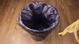 「食品廃棄物を処分し、ゴミにバナナの皮を投げる。」の動画素材（ロイヤリティフリー）1109978677 | Shutterstock