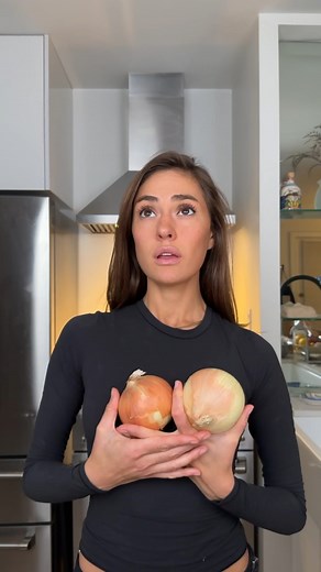 Ana Sofía on Instagram: "French Onion Soup or Soupe à l’oignon 🇫🇷 This is one of the best things I’ve ever made. If you have time to make the stock, so worth it. Ingredients -Onions -Carrots -Celery -Parsley -Thyme -Garlic -Butter -Extra Virgin Olive oil -Beef broth (homemade or store bought) -White wine -Red wine -AP Flour -Salt and pepper -Baguette -Gruyère cheese #cooking #recipe #frenchonionsoup #fall #cozy #comfortfood #french"