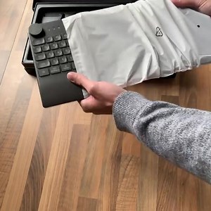 Inspiroy KeyDial #kd200 The first drawing tablet with a keyboard and a dial controller Huion Inspiroy Keydial KD200 KD200 unboxing. 📌Follow Huion for more info 📌Artist: @alexvede96 (IG) 📌Gear: #KD200 📌Product link: https://bit.ly/InspiroyKeydial 📌Official store: store.huion.com #HUION #huiontablet #Teamhuion | Huion