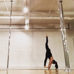 When you take off a one piece sweatpants layer to reveal another one piece body suit. Music - @axh #warmup #yoga #notyoga #warmupflow #wristtap #split #presshandstand #handstand #onepiece #poleathlete #bodyandpole #samanthastar | Samantha Star