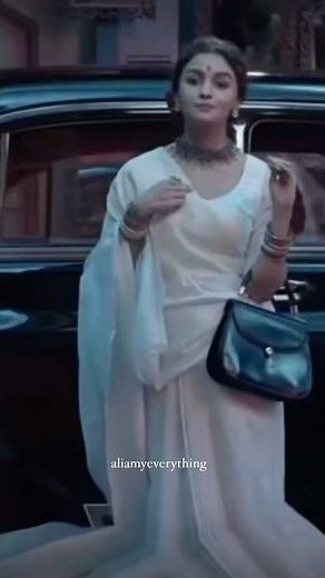 alia on Instagram: "that kiss at the end has a different fan base • • #AliaBhatt #MeriJaan #GangubaiKathiawadi #Love #Bollywood"