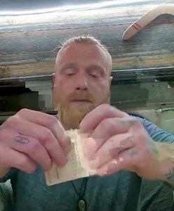 🔴BRAVO MAXIME !!!🔴 Écoutez ce message de notre camarade Maxime Nicolle et ancien soldat qui déchire sa carte militaire en direct sur Facebook et dénonce la folie de #Macron pour faire la guerre à Poutine pour l'Ukraine. Bravo à lui merci de son courage 🙏👍👏 🎥 En intégralité ⤵️ https://www.facebook.com/share/v/m5GtbWS685PEbCfU/ Fly Rider Nicolle Maxime #GiletsJaunes Les Insurgés | Gilets Jaunes on continue