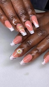 139 reactions | Classique, chic et indémodable… Le French nails, c’est l’élégance au bout des doigts ! 懶 #frenchnail #nailartist #longnails #nailstyle | Onglemania Senegal | Facebook
