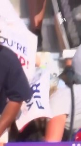 🎬 ትረምፕ፣ በምርጫ ቅስቀሳ ላይ የተኩስ ድምጽ ከተሰማ በኋላ ከመድረክ በፍጥነት እንዲወጡ ሲደረግ ዶናልድ ትረምፕ ፔንሰልቬኒያ፣ ባትለር ውስጥ ምርጫ ቅስቀሳ በማካሄድ ላይ እያሉ ከሕዝቡ መካከል የተኩስ ድምጽ በመሰማቱ ከመድረክ ላይ እንዲወርዱ ሲደረጉ። ትረምፕ የድንበር አቋራጮች ቁጥር ምን ያህል እንደደረሰ ለማሳየት ሲጋብዙ እና የቁጥር ማሳያ ደውል መደወል ሲጀምር ከሕዝቡ መካከል የተኩስ ድምጽ ተሰማ። ከዚያም ትረምፕ ቀኝ እጃቸውን ወደ አንገታቸው ሲልኩ ታይተዋል። ወዲያውኑ ፊታቸው ላይ ደም ሲወርድ ታይቷል። ትረምፕ ተኩሱ ከተሰማበት አቅጣጫ በኩል ራሳቸውን ለመከለል ወደ ታች ሲሸሹ እና የደኅንነት ሠራተኞች በፍጥነት ወደ መድረኩ ሲሮጡ ታይተዋል። በዚሕ ሰዓትም የሕዝቡ ጩኸት ይሰማ ነበር። ትረምፕ ቀና ብለው እጃቸውን ወደላይ ሲያነሱ በምርጫ ቅስቀሳው ላይ የነበረው ሕዝብ ጩኸት ከፍ ብሎ