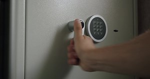 Somebody Opening Closing His Gun Safe: стоковое видео (без лицензионных платежей), 1038568412 | Shutterstock