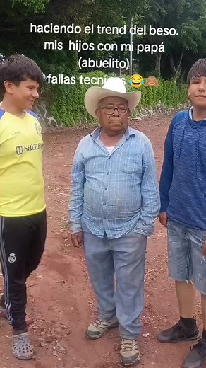 Trend del beso a abuelo: hijos y padre intentando el reto