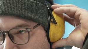 Un homme porte des bouffées d'oreilles : vidéo de stock (100 % libre de droit) 3396287971 | Shutterstock