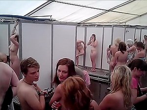 Pervers mand var i stand til at optage hele mængden af nøgne kvinder, der tog brusebad i offentligt bad