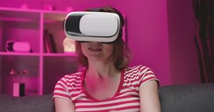 Une femme émotionnelle porte un casque : vidéo de stock (100 % libre de droit) 1046845957 | Shutterstock