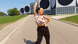 ⏰ 𝗥𝗘𝗡𝗧𝗥𝗘́𝗘 𝟮𝟬𝟮𝟯-𝟮𝟬𝟮𝟰 : 𝗝-𝟭𝟭 ! 👫 𝗚𝗲́𝗿𝗮𝗹𝗱𝗶𝗻𝗲 | 𝗟𝗮𝗱𝘆 𝗦𝘁𝘆𝗹𝗶𝗻𝗴 𝗦𝗮𝗹𝘀𝗮 💃 Issue d'une famille d'artistes, Géraldine danse depuis sa plus tendre enfance ! Elle a commencé en tant qu'assistante pour un professeur de Salsa Cubaine chez Rock'Caliente en 2006, puis a enseigné à son tour en 2011, avant de donner des cours de Lady Styling en 2014. Elle est punchy, dynamique et c’est une chorégraphique passionnée et souriante ! Alors mesdames, si vous souhaitez rajou