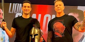 Dos espadas, un casco y “Leónidas, el León de Pujato”: el insólito cierre de la nota de Fantino con Scaloni